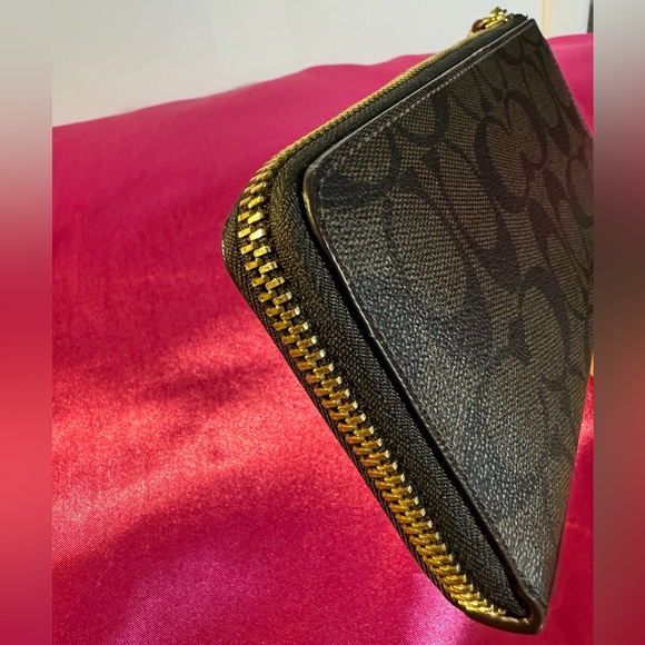 COACH Brown Signature Zippered Wallet 8 card slots (Like New) App size 7.5”x4” - Picture 7 of 9